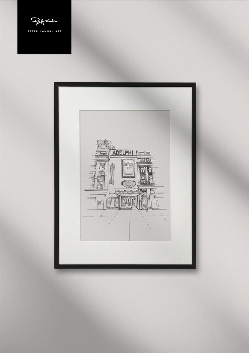 Puede incluir: Un dibujo en blanco y negro de la l&iacute;nea del Adelphi Theatre en Londres, Inglaterra. El dibujo muestra la parte delantera del teatro, con el nombre "Adelphi" sobre la entrada.