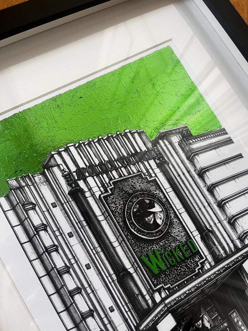 Puede incluir: Una ilustraci&oacute;n en blanco y negro de un edificio de teatro con la palabra "Wicked" en letras verdes en la fachada. El edificio tiene un fondo verde.