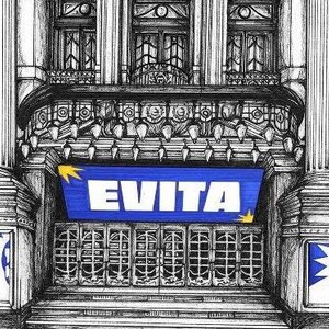 K&ouml;nnte beinhalten: Eine schwarz-wei&szlig;e Tuschezeichnung einer prachtvollen Theaterfassade mit klassischen S&auml;ulen und verzierten architektonischen Details. Ein blaues rechteckiges Schild mit dem wei&szlig;en Text EVITA und gelben Sternen ist &uuml;ber dem Eingang platziert.