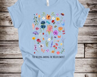 あなたは野の花の中にいるシャツ、花柄の自然Tシャツ、インスピレーションを与える女性用Tシャツ