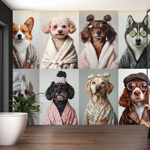 Könnte beinhalten: Wandbild mit acht Hunden in einem Spa-Ambiente. Die Hunde tragen Bademäntel, Hüte und Brillen, mit Gurkenscheiben auf den Augen eines Hundes. Das Kunstwerk hat ein humorvolles und skurriles Thema.