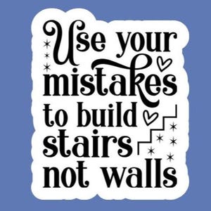 Usa tus errores para construir escaleras, no paredes. Adhesivo/calcomanía hecha por funanduniquecrafts. Salud mental, empoderamiento, bienestar, saludable.