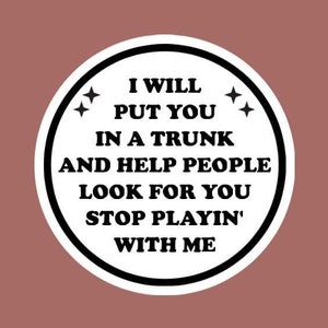 Ik stop je in een koffer en help mensen naar je te zoeken, stop met spelen met mij sticker/sticker gemaakt door funanduniquecrafts grappig, creatief, telefoon