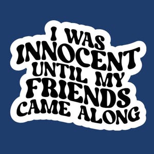 "Era inocente hasta que llegaron mis amigos", calcomanía/pegatina hecha por funandunqiuecrafts, divertida, cita, única, creativa, amigos, familia