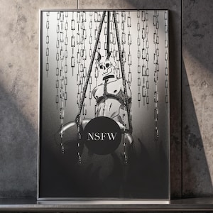 Puede incluir: Ilustración en blanco y negro en un marco plateado. La obra representa una figura suspendida por cuerdas y cadenas, con una máscara de calavera con cuernos. La palabra "NSFW" está impresa en un círculo negro en la parte inferior de la imagen.