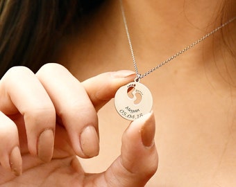 Collar de abuela con pies de bebé, colgante personalizado con nombre y fecha de nacimiento, regalo para nieto/a, joya de recuerdo de nacimiento para Nana o Mimi