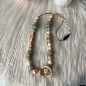 Collar de lactancia o portabebé personalizado en verde eucalipto y caqui