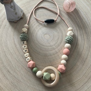 Collar de lactancia o portabebé personalizado en eucalipto y melocotón