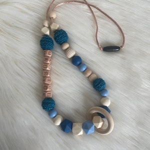 Collar de lactancia o portabebé personalizado en azul pato, azul marino y gris