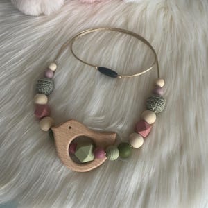 Collar de lactancia o porte en tono verde y rosa viejo con anilla de pájaro