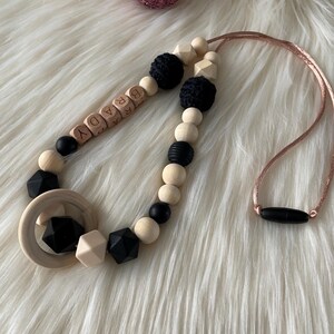 Collar de lactancia o portabebés personalizado en negro y beige