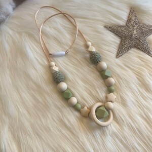 Collar de lactancia o portabebés en verde eucalipto y estrellas