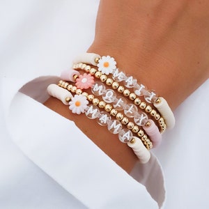 Bracelets prénom en perles transparentes marguerite, bracelet prénom maman, bracelet de perles personnalisé, cadeaux personnalisés pour maman