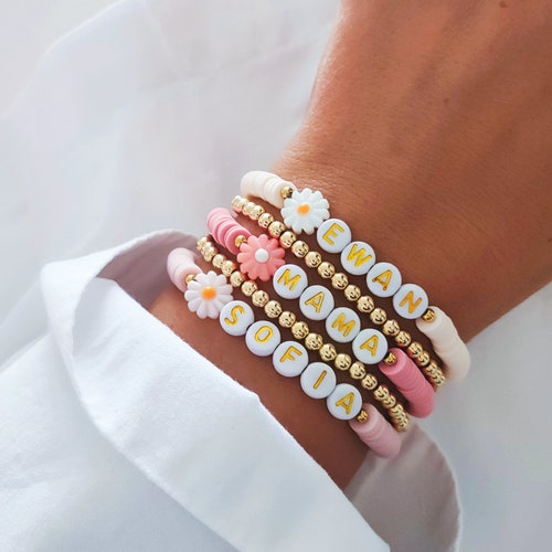 Bracelet Heishi Pick A Daisy, Bracelet de perles floral personnalisé, Cadeaux prénom enfant personnalisé pour maman