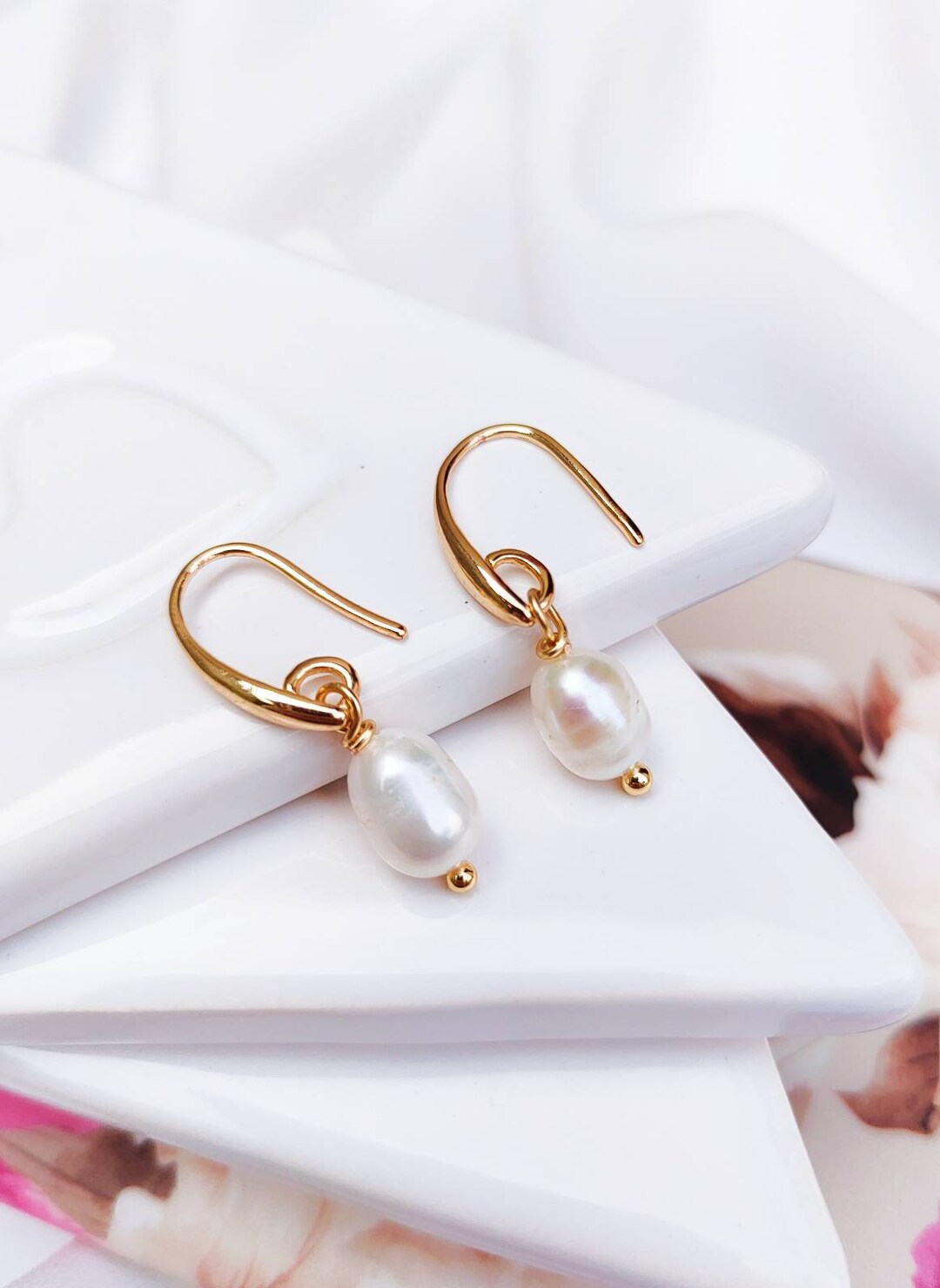Dangling pearl earring design store