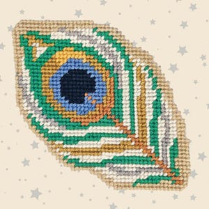 Könnte beinhalten: Eine farbenfrohe Pfauenfeder mit einem blauen, grünen und goldenen Augenmuster. Die Feder ist mit Fäden in verschiedenen Farben auf einem beigefarbenen Hintergrund gestickt.