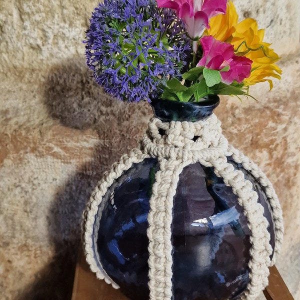 Joli vase bleu décoré de son macramé.