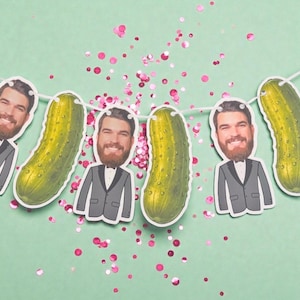 Może przedstawiać: Girlanda z papieru z wycięciami przedstawiającymi twarz mężczyzny i kształty ogórków. Mężczyzna ma na sobie smoking. Ogórki są zielone, a tło jasnozielone. Rozrzucone jest różowe konfetti.