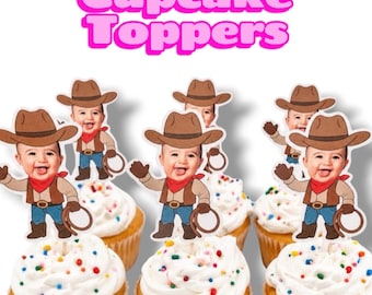 Pode incluir: Um conjunto de topos de cupcake com uma ilustração de cowboy de desenho animado com rosto de bebê, usando chapéu marrom, bandana vermelha, colete marrom, calça azul e segurando um laço. O texto Cupcake Toppers está em rosa acima.