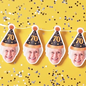 Puede incluir: Una pancarta festiva con cuatro recortes de una anciana sonriente con un gorro de fiesta con el número 70. Los sombreros son negros con estrellas doradas y un ribete dorado. El fondo es amarillo con confeti.