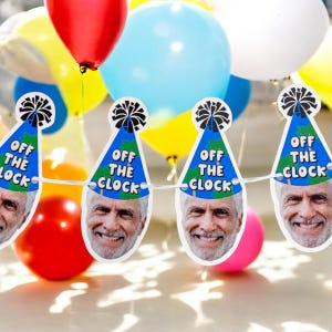Könnte beinhalten: Ein blaues und weißes Partybanner mit dem Text "Off the Clock" auf jeder Flagge. Die Flaggen zeigen ein Cartoon-Gesicht mit einer Partymütze.