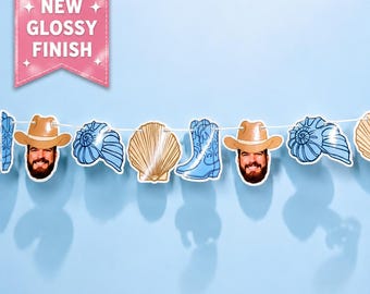Puede incluir: Una guirnalda decorativa con recortes alternos de una persona con barba y sombrero de vaquero beige, conchas marinas azul claro, una concha de abanico beige y botas de vaquero azul claro, todo unido. Un cartel rosa dice NEW GLOSSY FINISH.