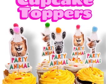 Può includere: Topper per cupcake con volti di animali che indossano cappellini da festa con pon pon e la scritta Party Animal. Gli animali includono un leone, una zebra e una giraffa. Ogni topper è inserito in un cupcake con glassa gialla.