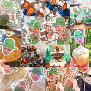 Op de afbeelding: Een collage van cupcakes en decoraties. De decoraties tonen het gezicht van een baby met een groene hoed met de tekst "HAPPY CAMPER". Sommige cupcakes hebben blauwe, groene en witte glazuur, en sommige hebben kampvuur- en boomdecoraties.
