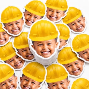 Op de afbeelding: Een verzameling gestanste stickers met een lachend kind dat een felgele bouwhelm draagt. Elke sticker toont hetzelfde gezicht met een brede grijns, witte tanden en een gele plastic veiligheidshelm, gerangschikt in een verspreid patroon.