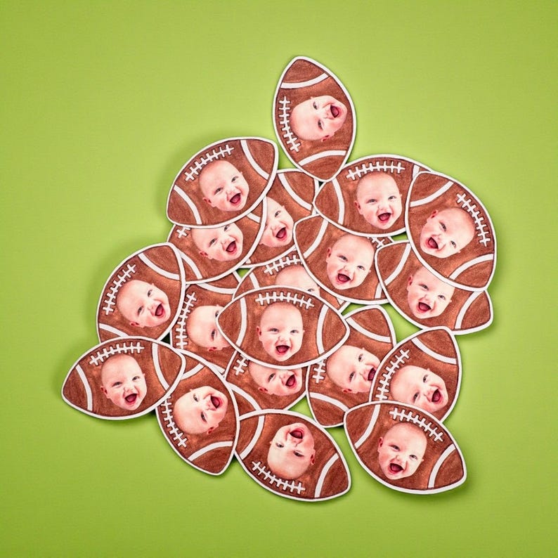 K&ouml;nnte beinhalten: Eine Ansammlung brauner Football-f&ouml;rmiger Aufkleber, die jeweils das Gesicht eines l&auml;chelnden Babys zeigen. Die Aufkleber sind auf einem gr&uuml;nen Hintergrund angeordnet und bilden ein verspieltes Design.
