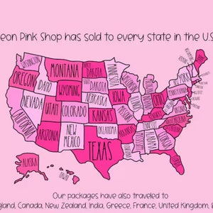Puede incluir: Un mapa rosa de los Estados Unidos con todos los estados rellenos, mostrando que Neon Pink Shop ha vendido a todos los estados de los Estados Unidos. El texto debajo del mapa dice "Nuestros paquetes tambi&eacute;n han viajado a Nueva Inglaterra, Canad&aacute;, Nueva Zelanda, India, Grecia, Francia, Reino Unido y Australia."