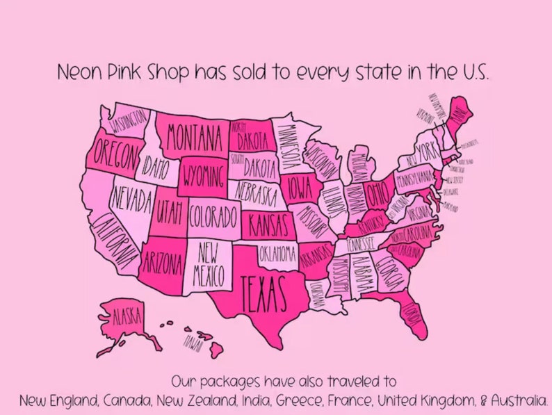 Puede incluir: Un mapa rosa de los Estados Unidos con todos los estados rellenos, mostrando que Neon Pink Shop ha vendido a todos los estados de los Estados Unidos. El texto debajo del mapa dice "Nuestros paquetes tambi&eacute;n han viajado a Nueva Inglaterra, Canad&aacute;, Nueva Zelanda, India, Grecia, Francia, Reino Unido y Australia."