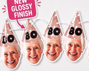 Puede incluir: Una guirnalda de fiesta con sombreros cónicos en color oro rosa metálico con patrones de estrellas blancas. Cada sombrero muestra el número 80 en fuente negra grande y una cara sonriente. Un globo rosa dice NEW GLOSSY FINISH.