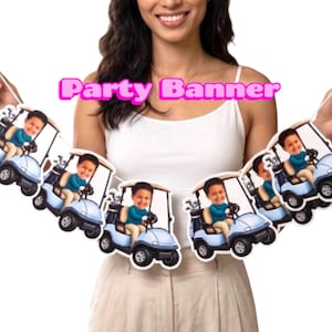 Puede incluir: Una pancarta de fiesta con un gráfico repetido de una persona con cara sonriente montada en un carrito de golf azul claro. La pancarta se compone de varios recortes individuales unidos, cada uno de los cuales muestra la misma ilustración.