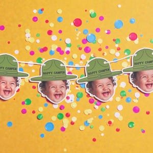 aangepast gezicht | Kartonnen banner | 5 voet lang | foto hoofdbanner | Feestbanner | Happy Camper | Kampeerthema | Kampbanner