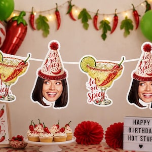 Peut inclure: Une guirlande de fête composée de découpes alternées représentant un verre à margarita avec un piment et une personne souriante portant un chapeau de fête avec le texte let's get spicy, sur un fond festif avec des ballons et des piments.