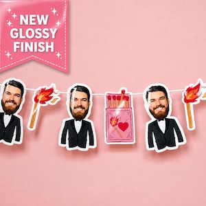 Könnte beinhalten: Ein dekoratives Banner mit wiederkehrenden Ausschnitten einer bärtigen Person im schwarzen Smoking, brennenden Streichhölzern und einer rosa Streichholzschachtel mit rotem Herz. Ein rosa Banner oben links zeigt den Text NEW GLOSSY FINISH mit Sternen.