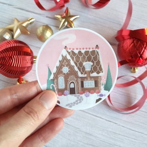 Naklejka winylowa 3" Pink Gingerbread House (błyszcząca) | Boże Narodzenie | Cottage | Cottagecore | Słodycze | Święta