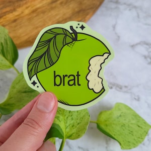 Pegatina de vinilo brillante de 3" x 2,6" con la frase Brat Apple - Verde lima