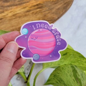 Autocollant en vinyle brillant 3 x 2,4" I Need Space Planet - Alien pastel