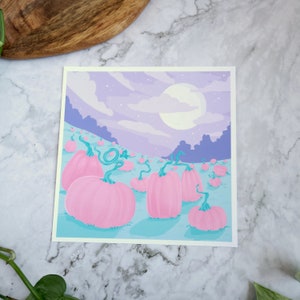 Può includere: Un'illustrazione digitale di un campo di zucche rosa sotto una luna piena e un cielo stellato. Le zucche sono disposte in file e sono circondate da viti verdi. Il cielo è di colore viola chiaro con nuvole bianche.
