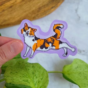 Stretching Calico Kitty 3" x 2,8" glanzende vinylsticker - hond pose opwaarts