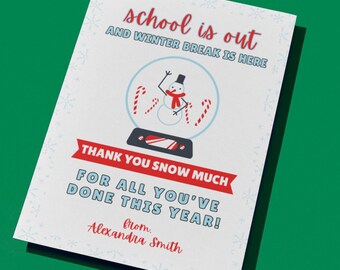 Puede incluir: Una tarjeta blanca con texto rojo y azul que dice "la escuela ha terminado y las vacaciones de invierno están aquí". Un muñeco de nieve de dibujos animados está dentro de una bola de nieve con bastones de caramelo. El texto "Muchas gracias por todo lo que has hecho este año!" está debajo de la bola de nieve. La tarjeta está firmada "de Alexandra Smith".