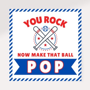 Peut inclure: Une pancarte blanche avec des rayures bleues et rouges autour du bord. La pancarte dit "You Rock Now Make That Ball Pop" en lettres rouges et bleues. Il y a un ballon de baseball et deux batte de baseball croisées au centre de la pancarte.