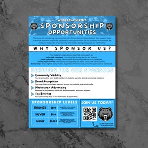 Könnte beinhalten: Ein blauer und weißer Flyer mit dem Titel "Wildcats Athletics Sponsorship Opportunities". Der Flyer listet Sponsoring-Level mit entsprechenden Dollarbeträgen auf: Bronze - 500 $, Silber - 750 $, Gold - 1.000 $. Ein QR-Code ist mit dem Text "Scan for more information" enthalten.