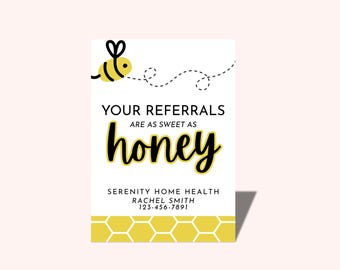 Peut inclure: Une carte rectangulaire avec une illustration d'abeille et le texte "VOS RECOMMANDATIONS SONT AUSSI DOUCES QUE honey". La carte comprend également le texte "SERENITY HOME HEALTH" et des coordonnées. Le design présente des couleurs jaune et noir.