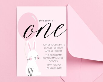 Puede incluir: Una invitación de cumpleaños rosa y blanca con un conejito blanco sosteniendo un globo rosa. La invitación dice "Some bunny is one" e incluye los detalles de la fiesta de cumpleaños de Lila.