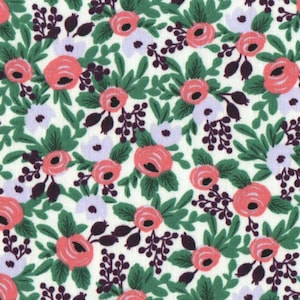Może przedstawiać: Gęsty wzór kwiatowy na białym tle. Koralowe róże, zielone liście, małe fioletowe kwiaty i ciemnofioletowe jagody tworzą wzór. Powtarzający się wzór tworzy bogatą i szczegółową tkaninę.