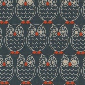 Puede incluir: Un patrón sin costuras de búhos blancos con picos y ojos naranjas sobre un fondo azul oscuro.