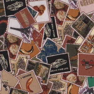 Op de afbeelding: Een kleurrijke stof met een herhalend patroon van postzegels. De postzegels bevatten verschillende afbeeldingen, waaronder bananen, auto's en gebouwen. De tekst "Create Your Life" staat op sommige van de postzegels.